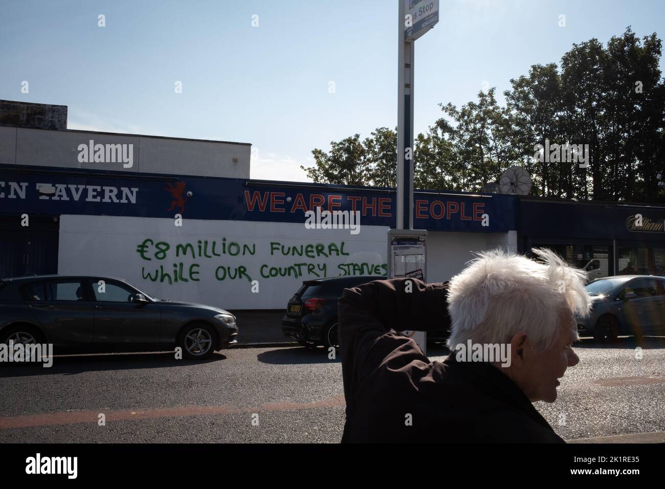 Glasgow, Schottland, 20. September 2022. Am Tag nach der Beerdigung ihrer Majestät Königin Elizabeth II., die am 8.. September 20 2022 in Glasgow, Schottland, starb, erscheint auf der Wand des berühmten Rangers FC Supporters Club, der Louden Tavern, im Stadtteil Ibrox der Stadt, Graffiti gegen die Monarchie. Foto: Jeremy Sutton-Hibbert/Alamy Live News. Stockfoto