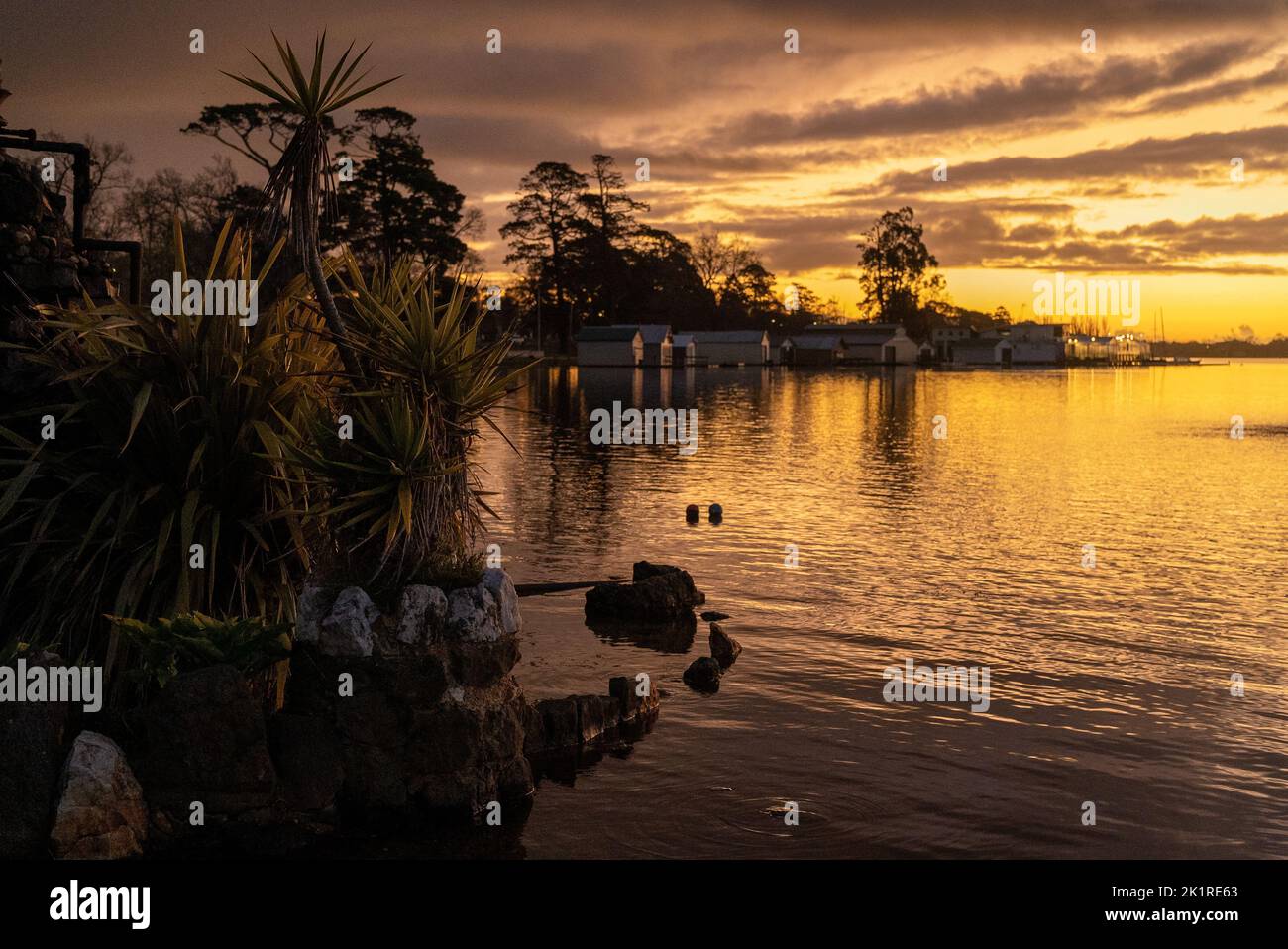 Eine wunderschöne Aussicht auf ein Ufer bei Sonnenuntergang am Lake Wendouree Ballarat Stockfoto