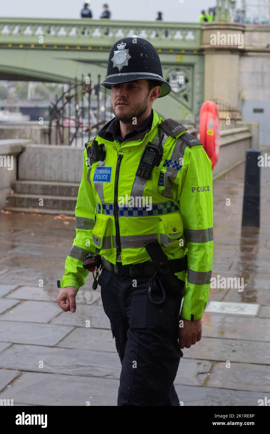 Ein Polizist während der Beerdigungsvorbereitungen von Königin Elizabeth II Stockfoto