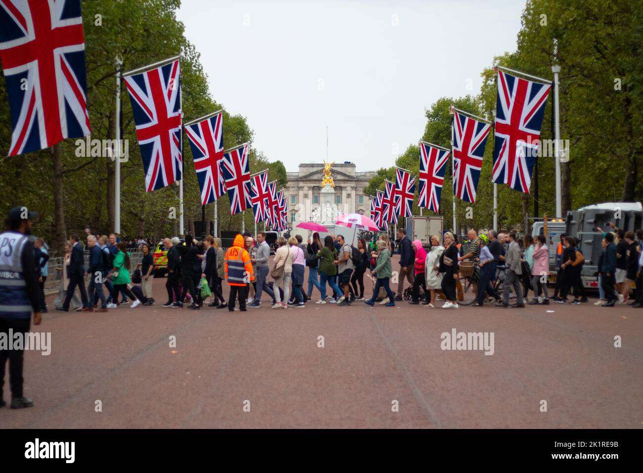 Eine Menschenmenge, die während der Beerdigungsvorbereitungen von Königin Elizabeth II. Auf der Straße herumläuft Stockfoto
