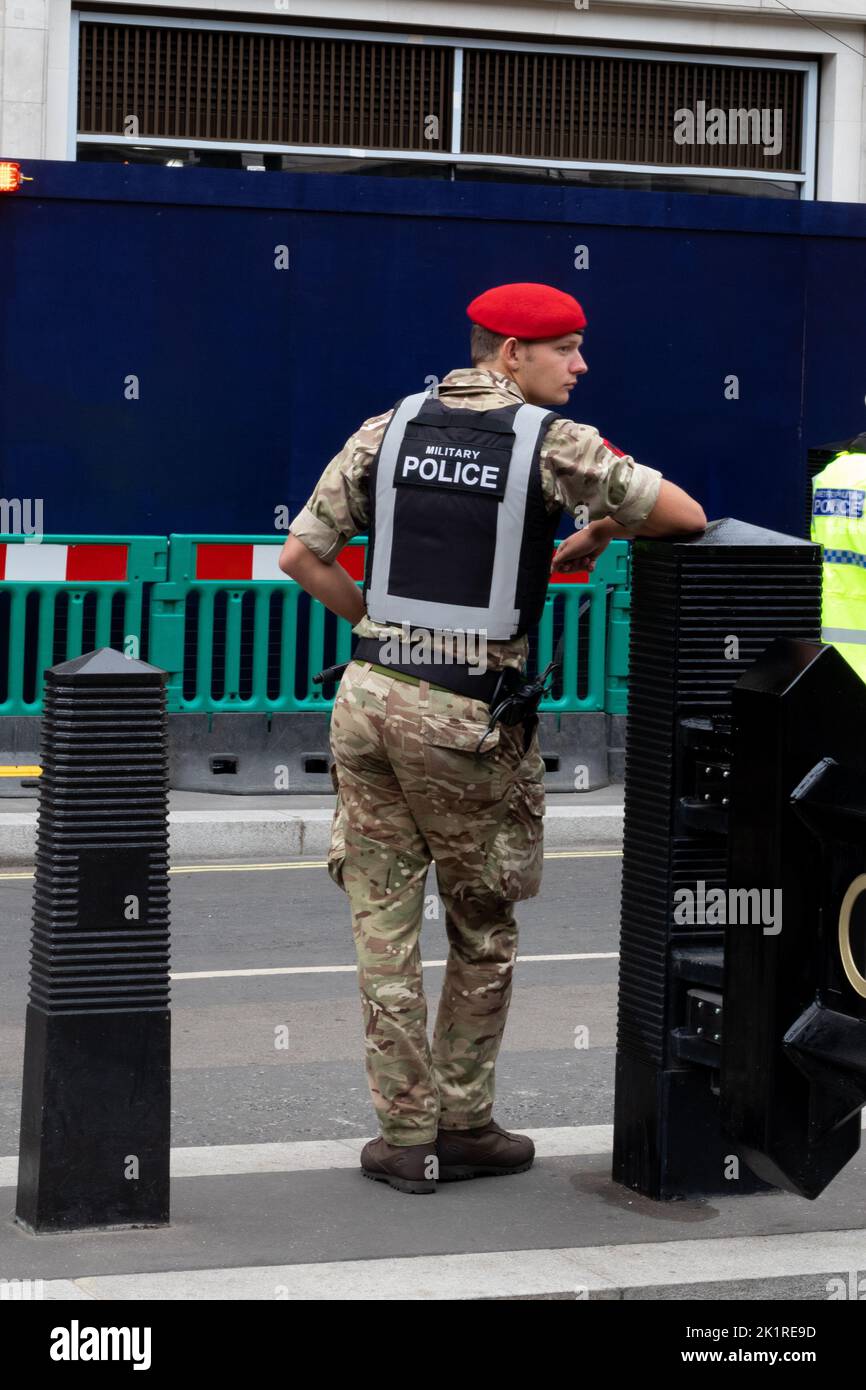 Ein Polizist während der Beerdigungsvorbereitungen von Königin Elizabeth II Stockfoto