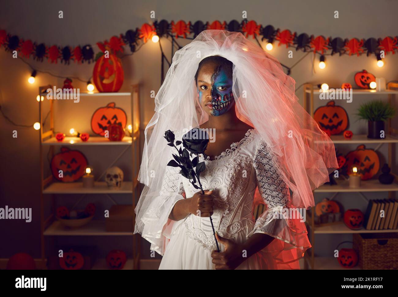 Porträt einer schwarzen jungen Frau, die als Tote Braut auf der Halloween-Kostümparty verkleidet ist Stockfoto