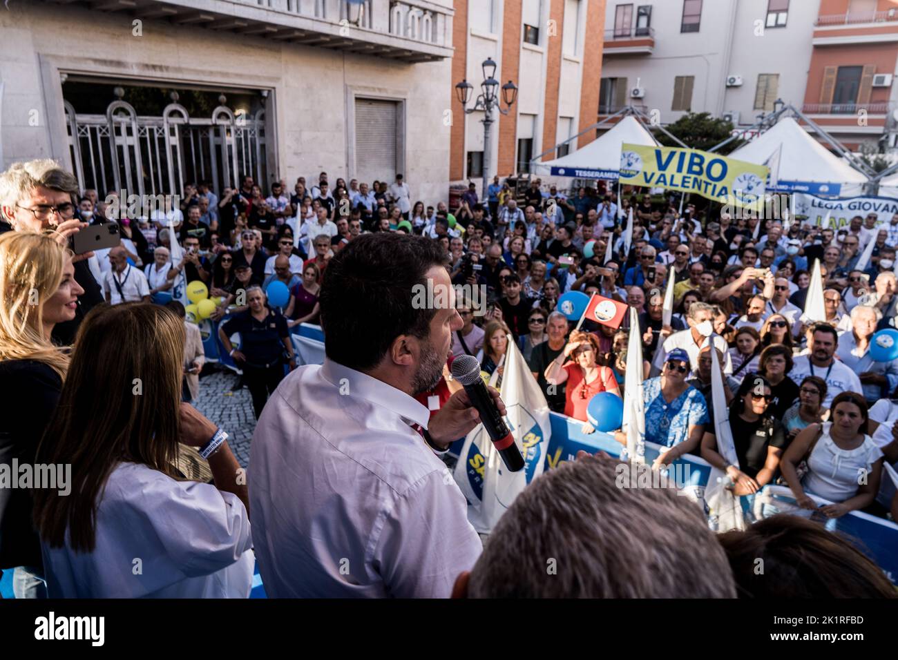 19. September 2022, Crotone - Kalabrien, ITALIEN: Matteo Salvini von hinten spricht am 19. September 2022 auf der Piazza della Resistenza in Crotone. (Bild: © Vincenzo Circosta/ZUMA Press Wire) Stockfoto