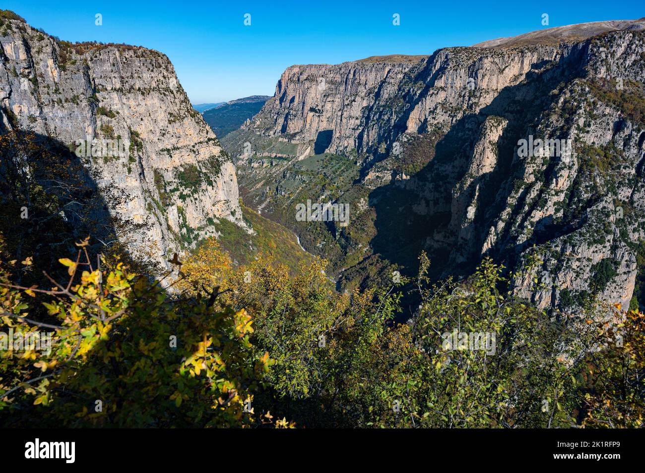 Die Vikos-Schlucht, die im Guinness-Buch der Rekorde als die tiefste Schlucht der Welt aufgeführt wird, in Epirus, Griechenland Stockfoto