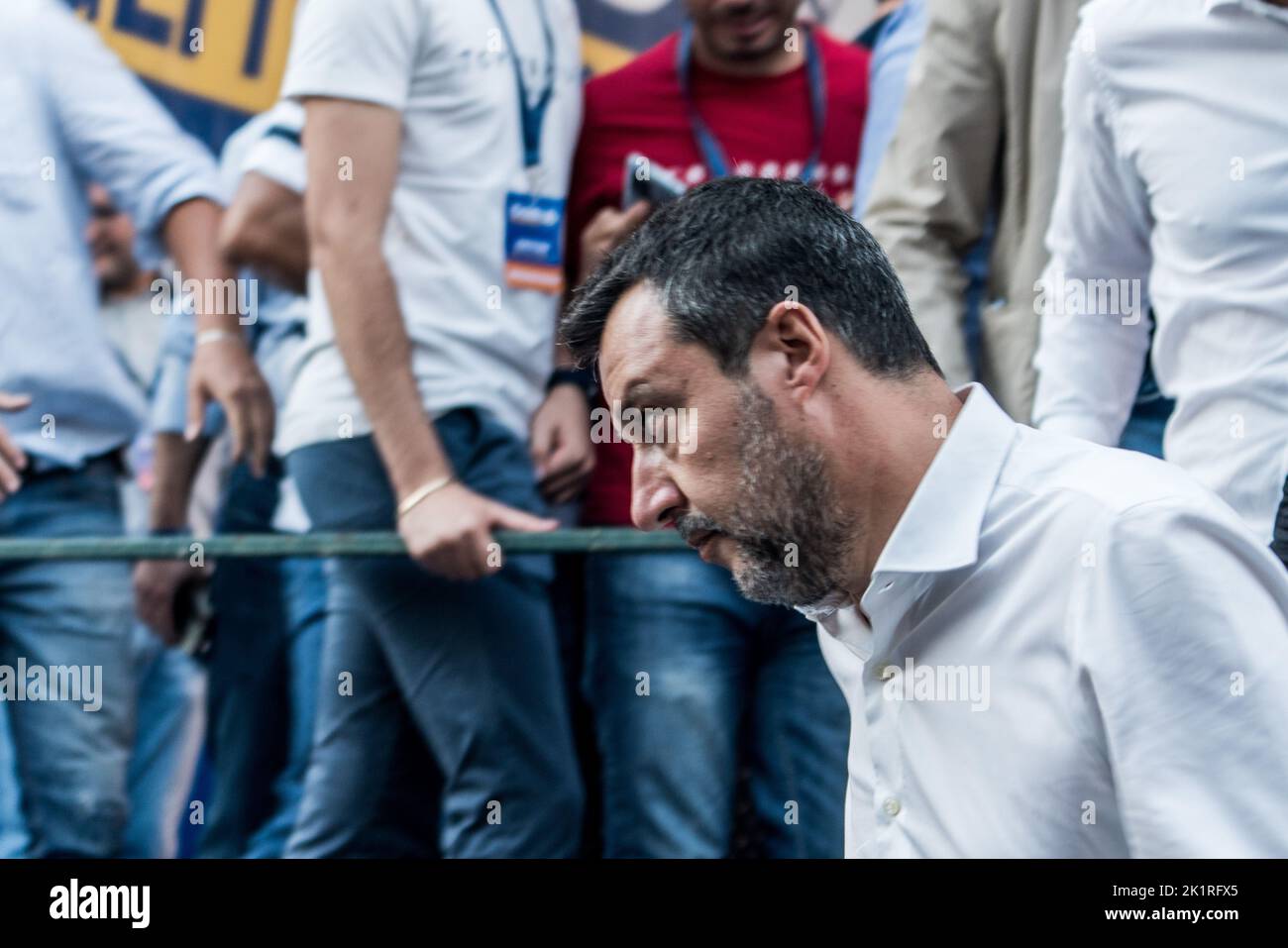 19. September 2022, Crotone - Kalabrien, ITALIEN: Matteo Salvini von hinten, als er am 19. September 2022 von der Bühne auf der Piazza della Resistenza in Crotone herabsteigt. (Bild: © Vincenzo Circosta/ZUMA Press Wire) Stockfoto