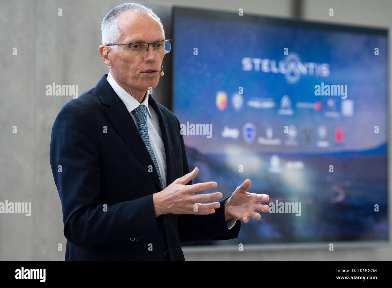 Turin, Italien. 20. September 2022. Carlos Tavares, Chief Executive Officer von Stellantis NV, spricht während einer Pressekonferenz nach einem Treffen mit den lokalen Behörden von Turin und der Region Piemont. Kredit: Nicolò Campo/Alamy Live Nachrichten Stockfoto