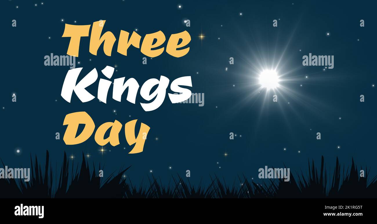 Illustration eines Textes des Tages der drei Könige über grasbewachsenem Land gegen hellen Lichtstrahl und Sternenhimmel Stockfoto