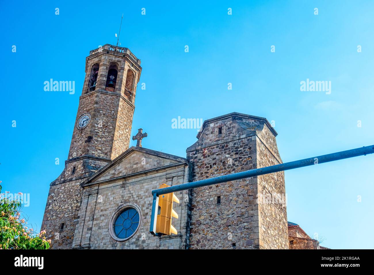 Katholische Kirche San Vicente de Sarria. Mittelalterliche Architektur in einem Gebäude mit Steinmauern und einem Turm. Stockfoto