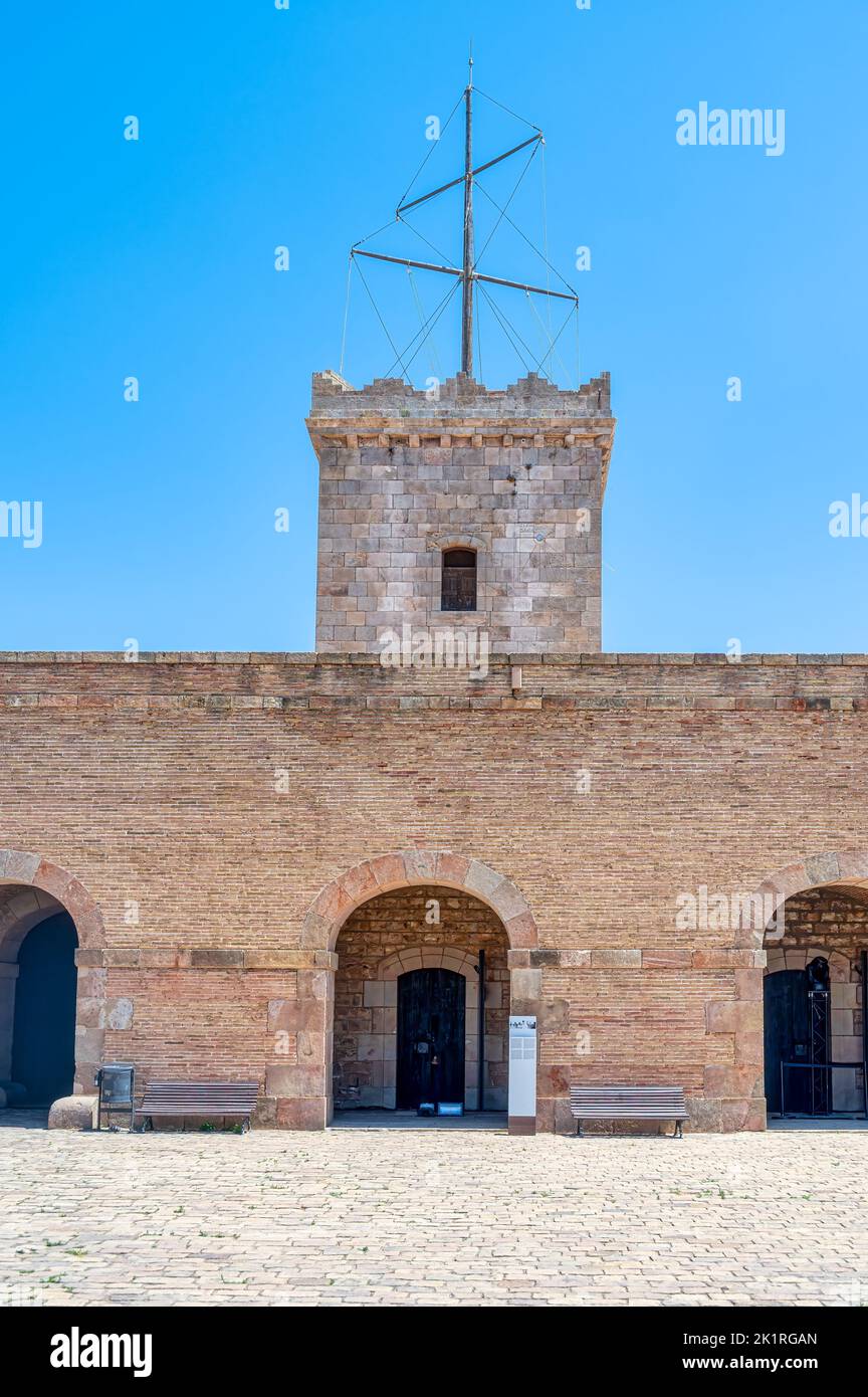 Montjuic Castle. Turm und Bogentüren. Mittelalterliche Steinmauer im Inneren der ehemaligen Militärfestung. Stockfoto