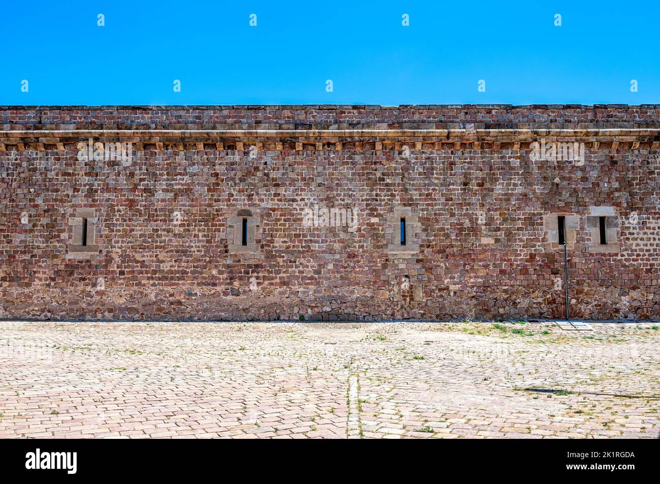 Montjuic Castle. Mittelalterliche Steinmauer im Inneren der ehemaligen Militärfestung. Der berühmte Ort ist eine Touristenattraktion. Stockfoto