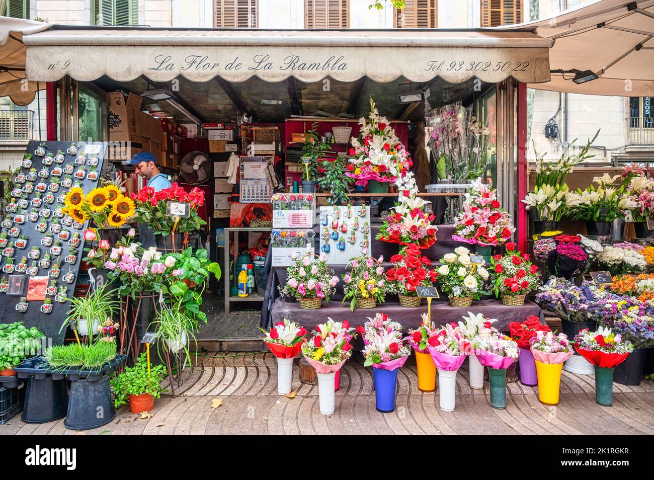 Vorderansicht eines Blumenkiosks in La Rambla. Das kleine Unternehmen heißt La Flor de La Rambla Stockfoto