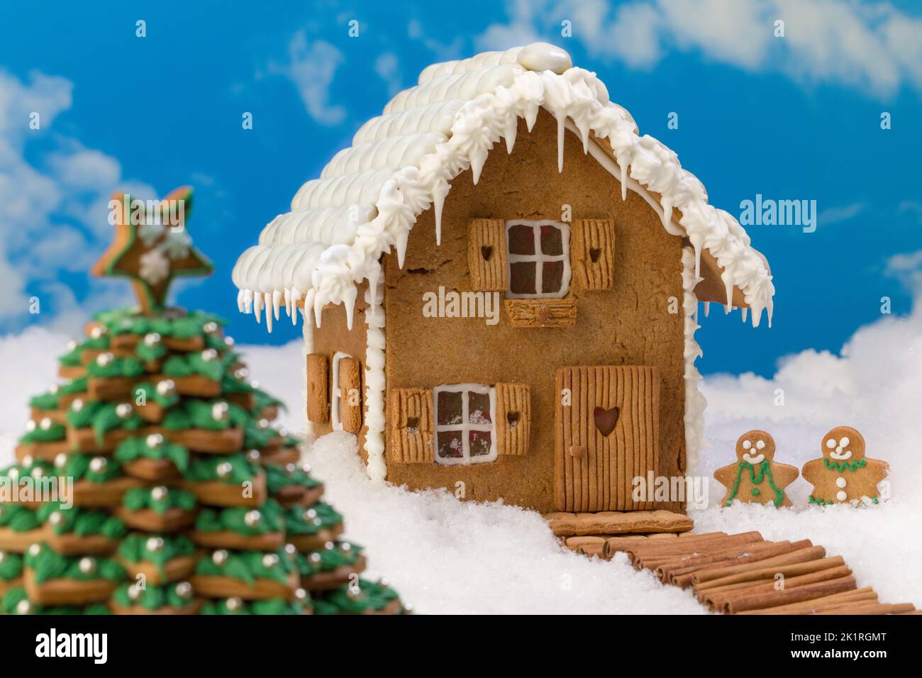 Cookie Weihnachtsbaum und Lebkuchen Haus in einer Schneelandschaft Stockfoto