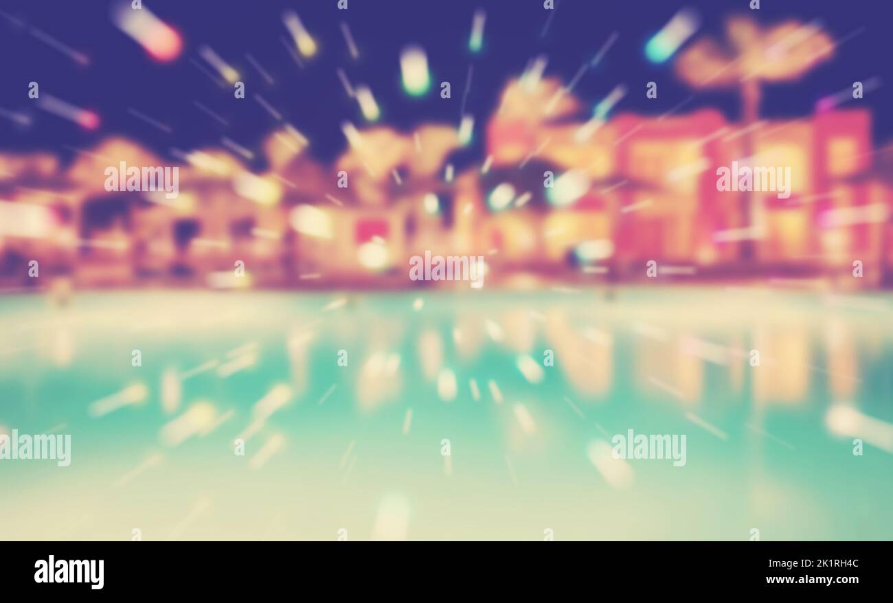 Verschwommenes Bild eines Schwimmbeckens in der Nacht, Farbtonung angewendet. Stockfoto