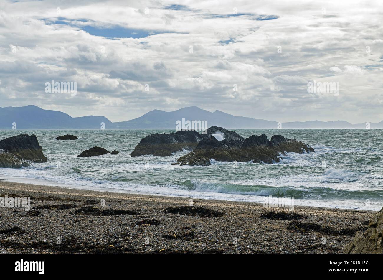 Blick von Llanddwyn Island in Richtung Llyn oder Lleyn Peninsula in Nordwales Stockfoto