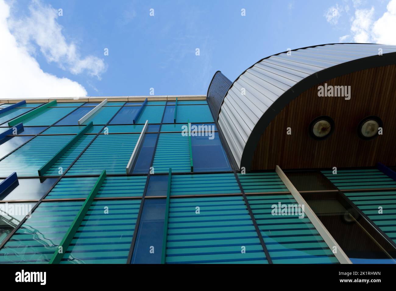 Blick auf den blauen Himmel vor dem Eingang des One Spa and Health Club, Exchange Crescent, Conference Square, Edinburgh, Schottland Stockfoto