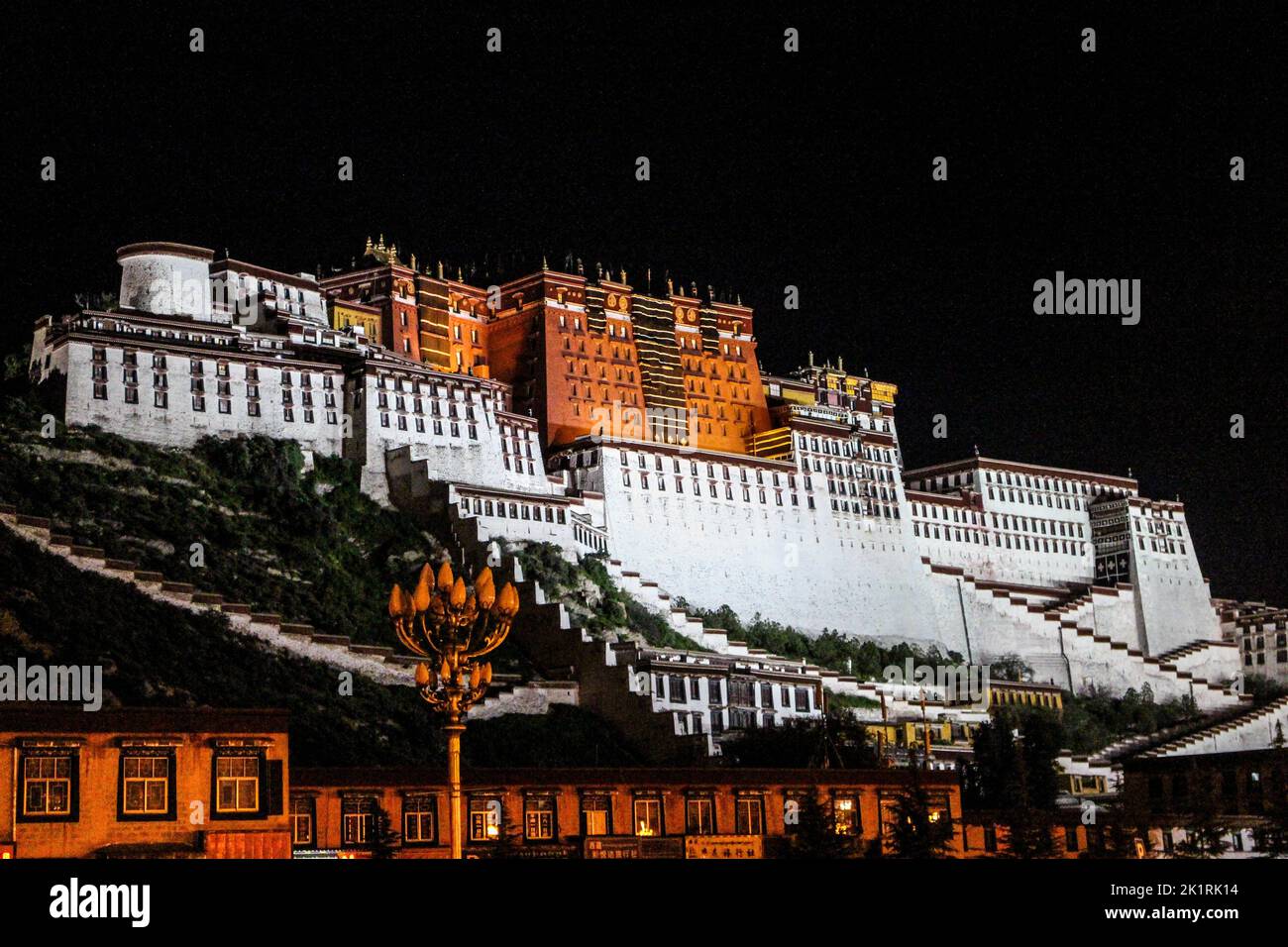 Eine schöne Aussicht auf den tibetischen Potala Palast in Lhasa, China bei Nacht, erbaut im Dzong-Stil der Architektur Stockfoto