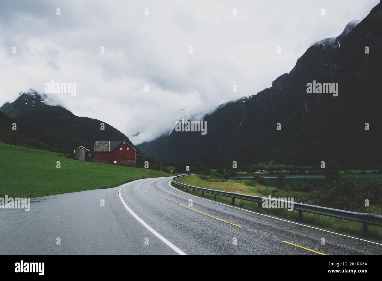 Einfamilienhaus am Straßenrand bei bewölktem Wetter Stockfoto