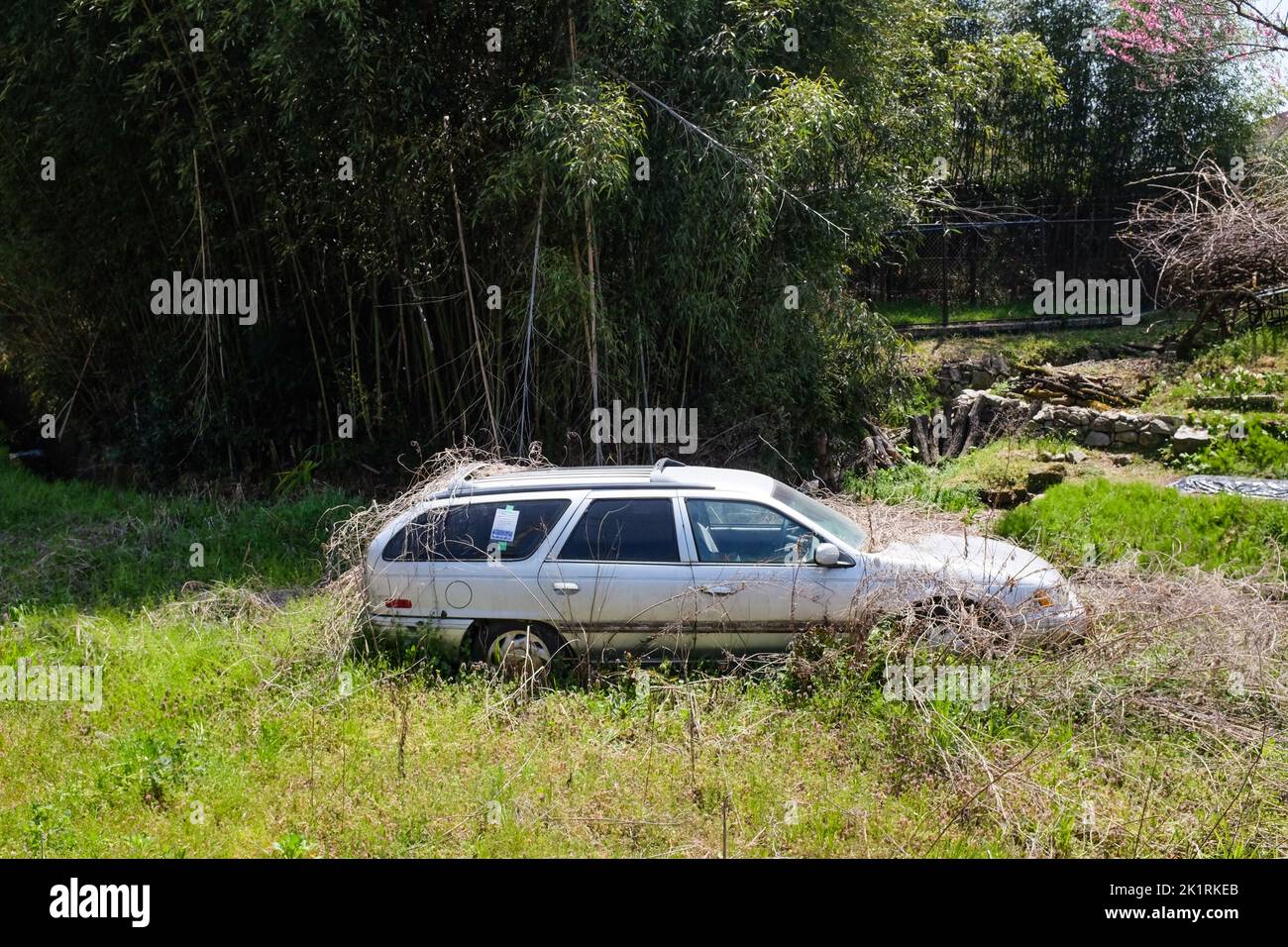 Ein verlassenes Auto in Kyoto, Japan. Stockfoto