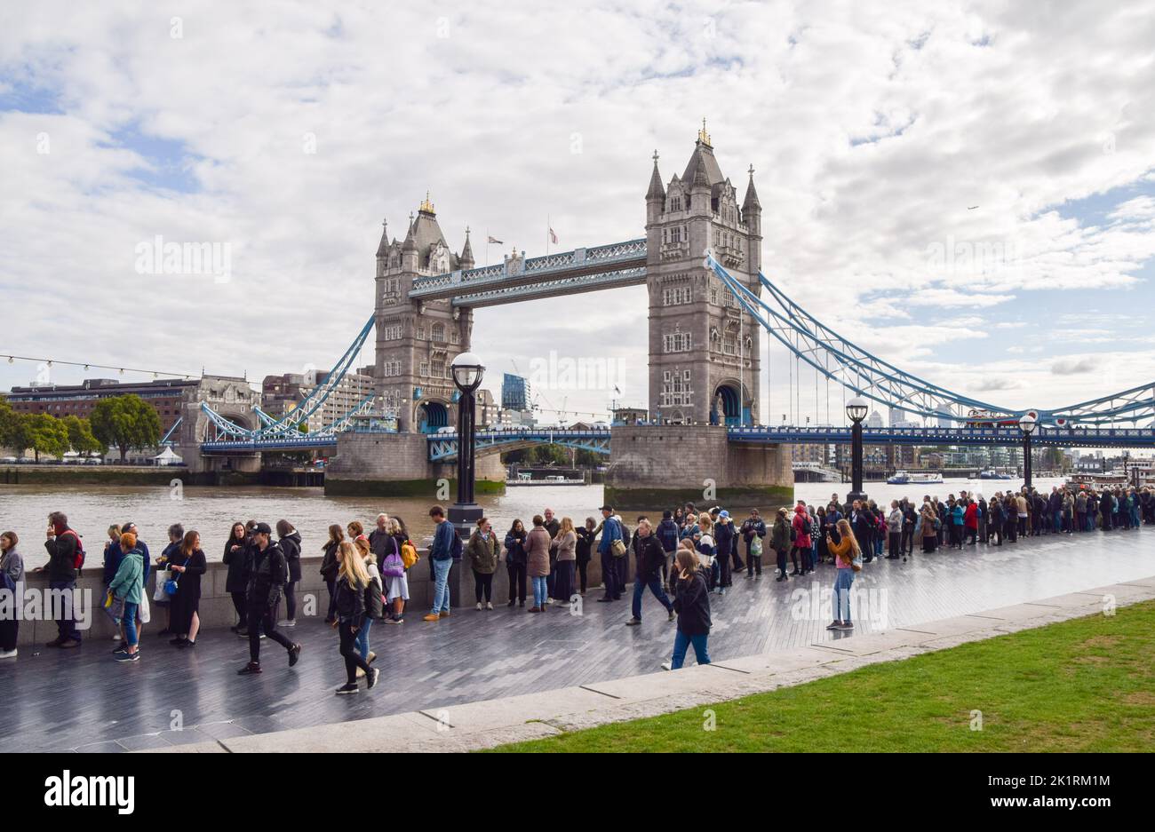 London, Großbritannien. 16. September 2022. Neben der Tower Bridge warten riesige Menschenmassen. Die Schlange für das im Zustand liegende von Königin Elizabeth II. Erstreckt sich über mehrere Meilen, während Trauernde stundenlang warten, um den Sarg der Königin zu sehen. Der Sarg wurde in der Westminster Hall im Palace of Westminster platziert, wo sie bis zu ihrer Beerdigung am 19.. September bleiben wird. Stockfoto