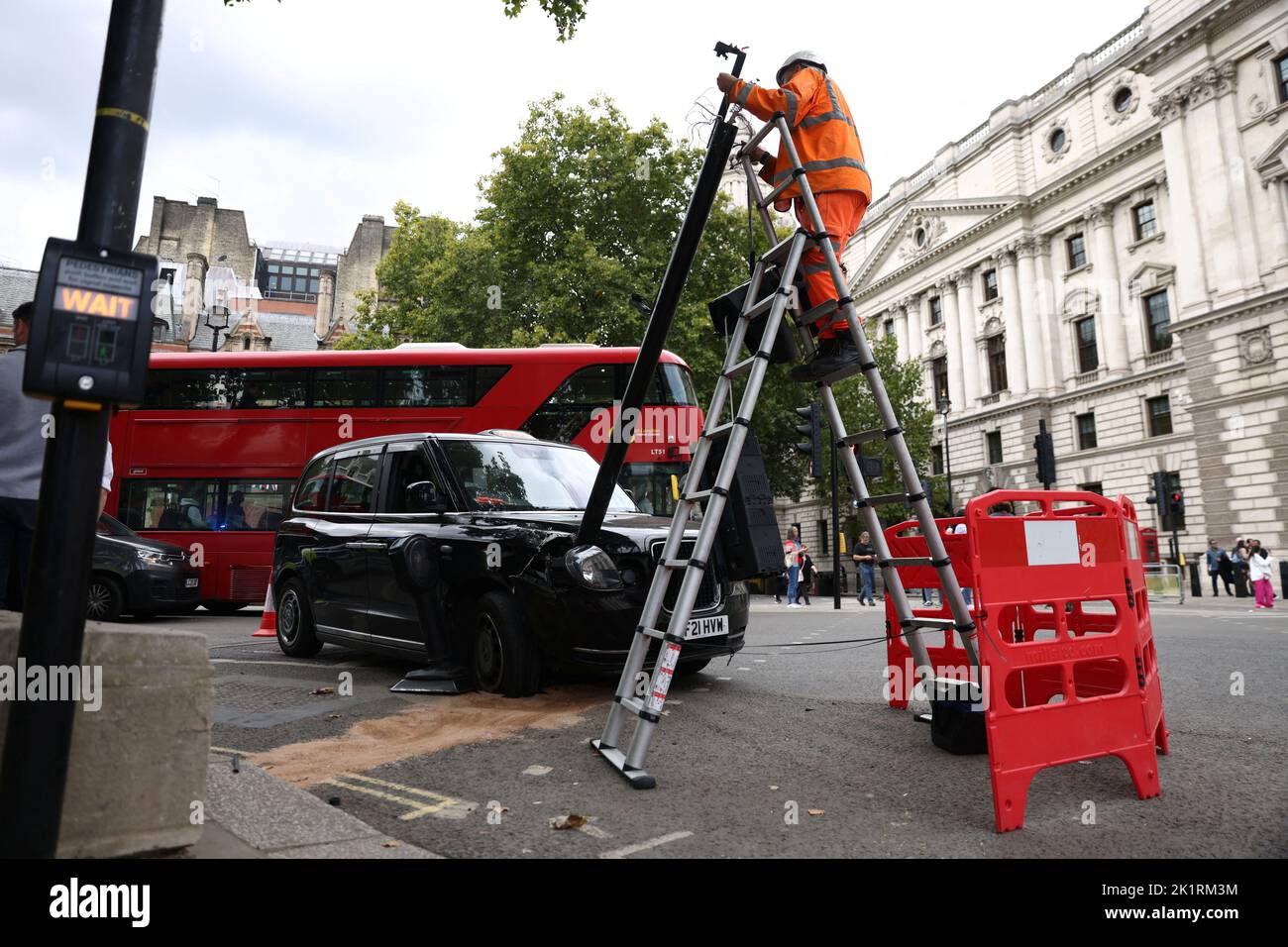 Ein Taxi stürzte nach der Wiederinstallation der Ampeln nach der Beerdigung der britischen Königin Elizabeth am 20. September 2022 in London, Großbritannien, in eine Ampel am Parliament Square ein. REUTERS/Tom Nicholson Stockfoto