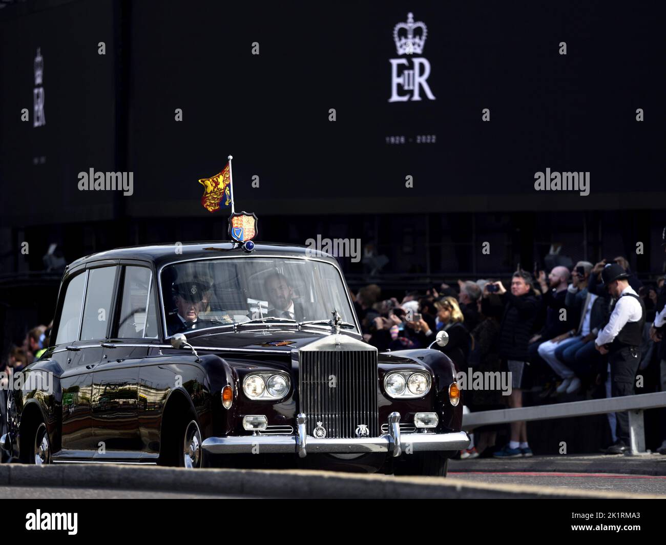 London, Großbritannien. Der Tag der Staatsfuneral von Königin Elizabeth II.. Das Auto, das König Charles III und Camilla trägt, fährt entlang der West Cromwell Road.. Stockfoto