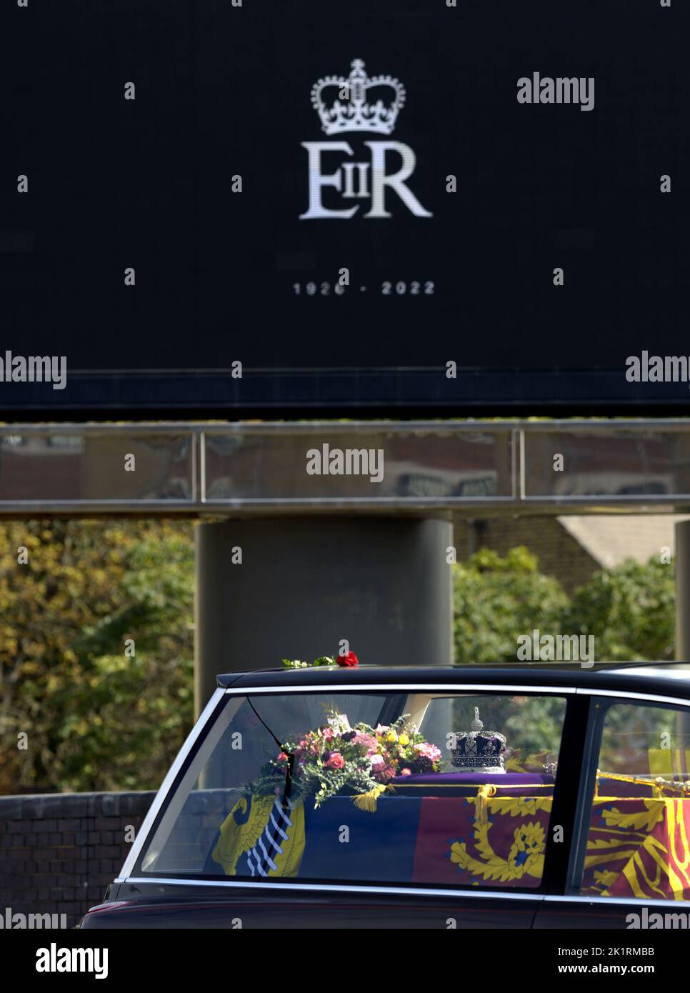 London, Großbritannien. Der Tag der Staatsfuneral von Königin Elizabeth II.. Der Leichenwagen, der den Sarg der Königin trägt, führt entlang der West Cromwell Road, Kensington. 19 Stockfoto
