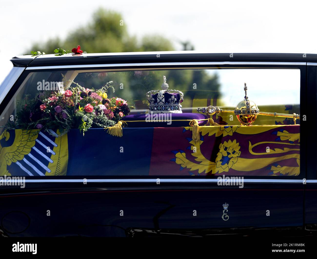 London, Großbritannien. Der Tag der Staatsfuneral von Königin Elizabeth II.. Der Leichenwagen, der den Sarg der Königin trägt, führt entlang der West Cromwell Road, Kensington. 19 Stockfoto