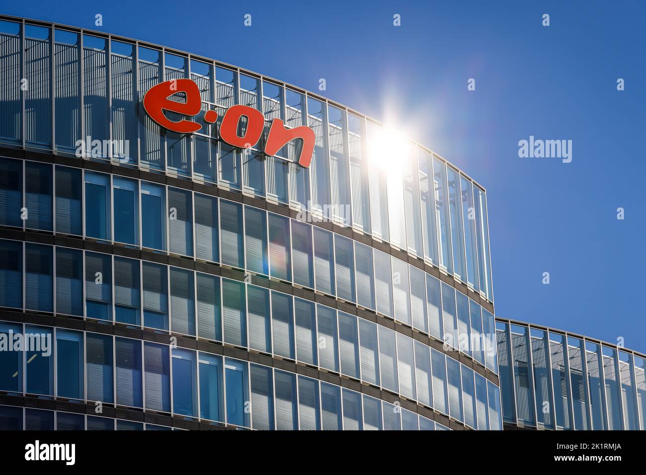 Essen, Nordrhein-Westfalen, Deutschland - E.ON-Hauptsitz. Firmenlogo an der Fassade des Hauptsitzes. Stockfoto