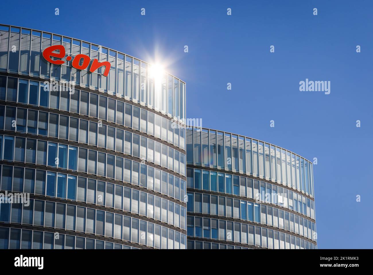Essen, Nordrhein-Westfalen, Deutschland - E.ON-Hauptsitz. Firmenlogo an der Fassade des Hauptsitzes. Stockfoto