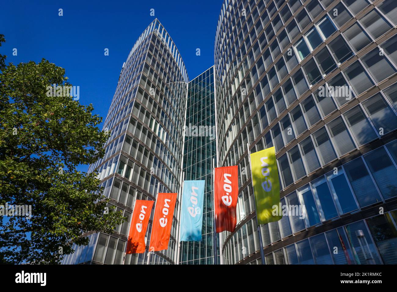 Essen, Nordrhein-Westfalen, Deutschland - E.ON-Hauptsitz. e.ON-Firmenlogos auf Fahnen vor der Zentrale. Stockfoto