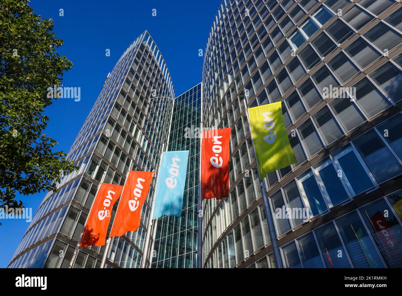 Essen, Nordrhein-Westfalen, Deutschland - E.ON-Hauptsitz. e.ON-Firmenlogos auf Fahnen vor der Zentrale. Stockfoto
