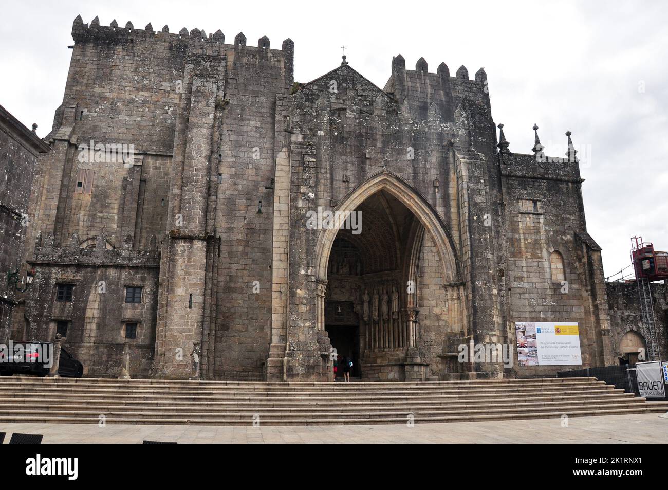 Die TUI Cathedral ist eine römisch-katholische Kirche im spätromanischen und gotischen Stil in der Stadt TUI, Spanien. Stockfoto