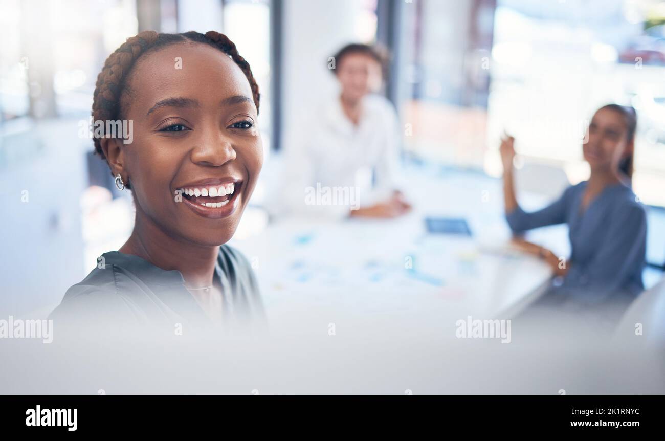 Schwarze Managerin und Geschäftsleute mit Whiteboard-Präsentation, Planung und Besprechung für das Unternehmensbudget. Glücklicher afrikanischer Unternehmenserfolg Stockfoto