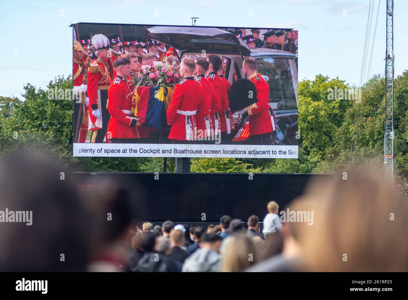 Hyde Park, London, Großbritannien, Montag, 19.. September 2022. Staatsbegräbnis Ihrer Majestät Königin Elizabeth II.. Massen die Zeremonie auf einem großen Bildschirm. Stockfoto
