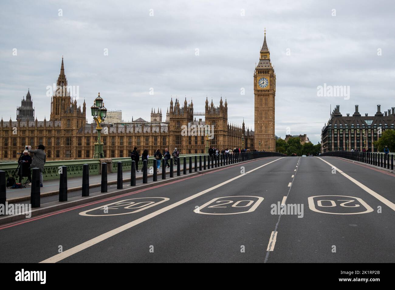 London, Großbritannien, Montag, 19.. September 2022. Staatsbegräbnis von Königin Elizabeth II.. Die Westminster Bridge ist zur Vorbereitung auf die Zeremonie für den Verkehr gesperrt. Stockfoto