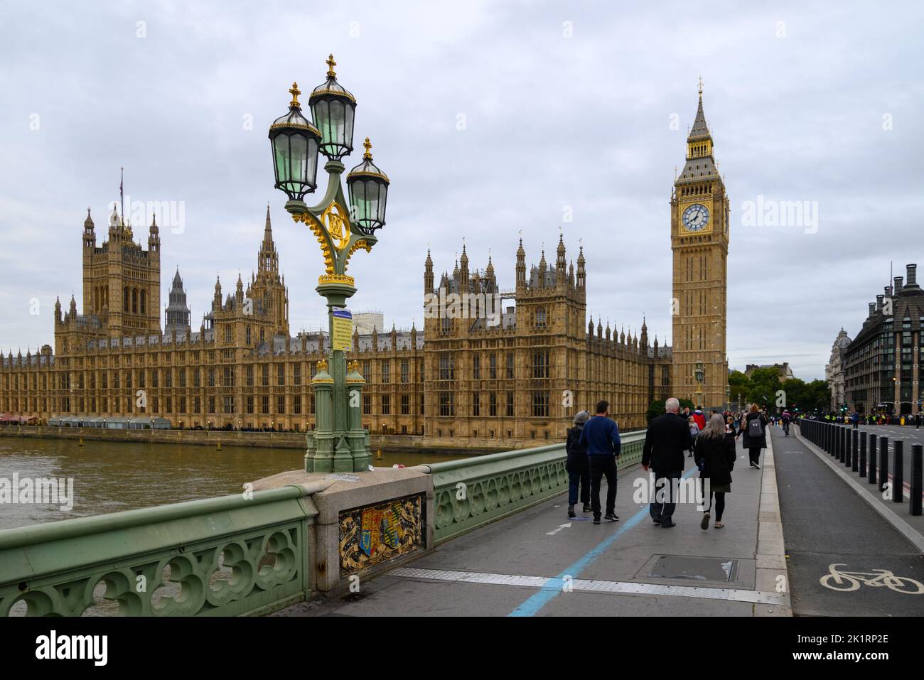 London, Großbritannien, Montag, 19.. September 2022. Staatsbegräbnis von Königin Elizabeth II.. Die Westminster Bridge ist zur Vorbereitung auf die Zeremonie für den Verkehr gesperrt. Stockfoto