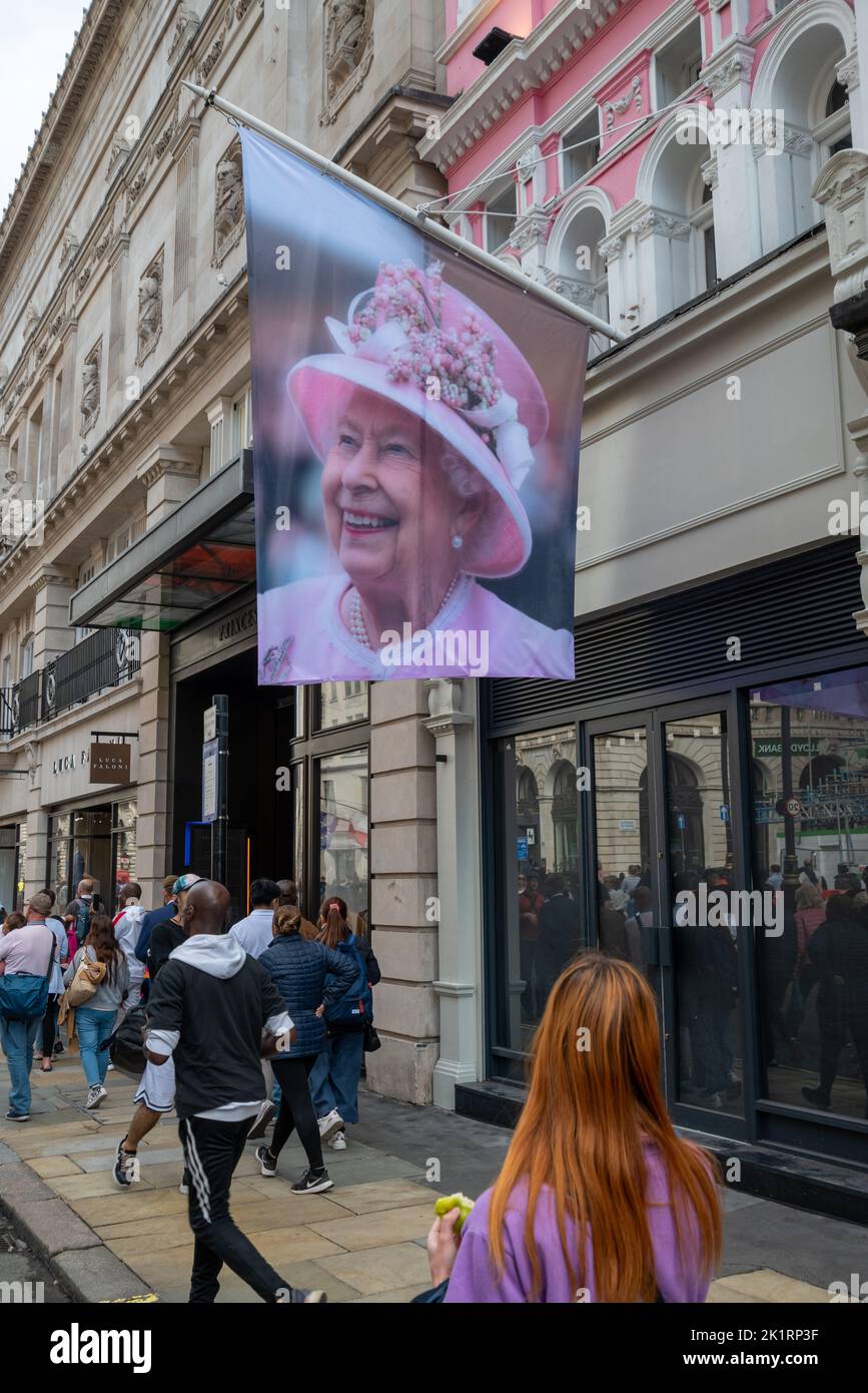 Piccadilly, London, Großbritannien, 19.. September 2022. Auf dem Staatsbegräbnis Ihrer Majestät Königin Elizabeth II. Stellen Sie sich eine Hommage an Ihre Majestät die Königin Fahne vor. Stockfoto