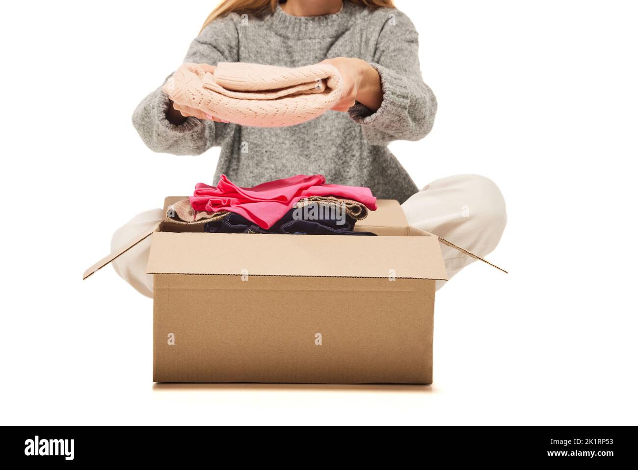 Mädchen, Freiwillige sammelt eine Box mit verschiedenen Dingen, Produkte, die Menschen in Not zu helfen. Hilfsprogramm, Unterstützung für Flüchtlinge, Migranten. Wohltätigkeitsaktivitäten Stockfoto