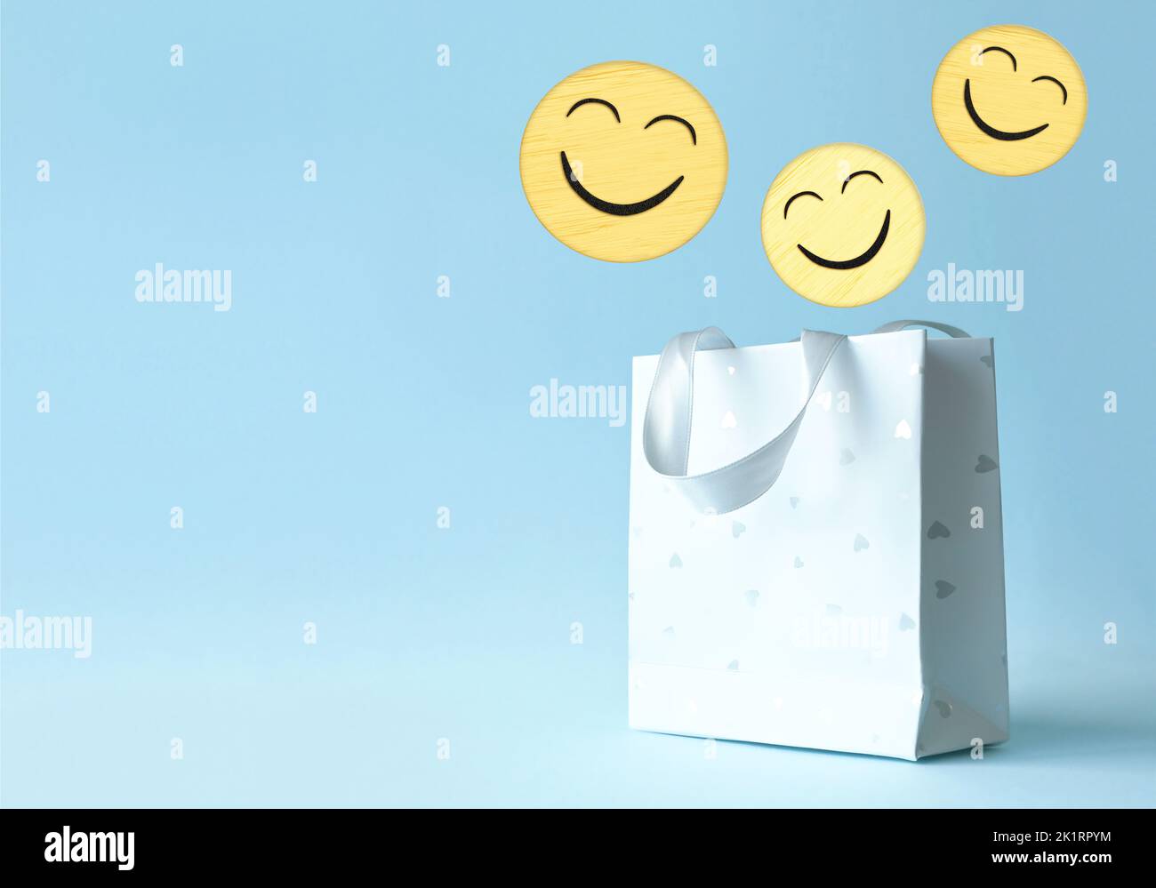 Einkaufstasche aus Papier mit Symbol für lächelndes Gesicht. Stockfoto