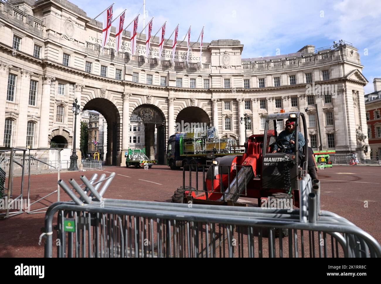 Nach der Beerdigung der britischen Königin Elizabeth in London, Großbritannien, am 20. September 2022, werden Zäune auf der Mall entfernt. REUTERS/Tom Nicholson Stockfoto