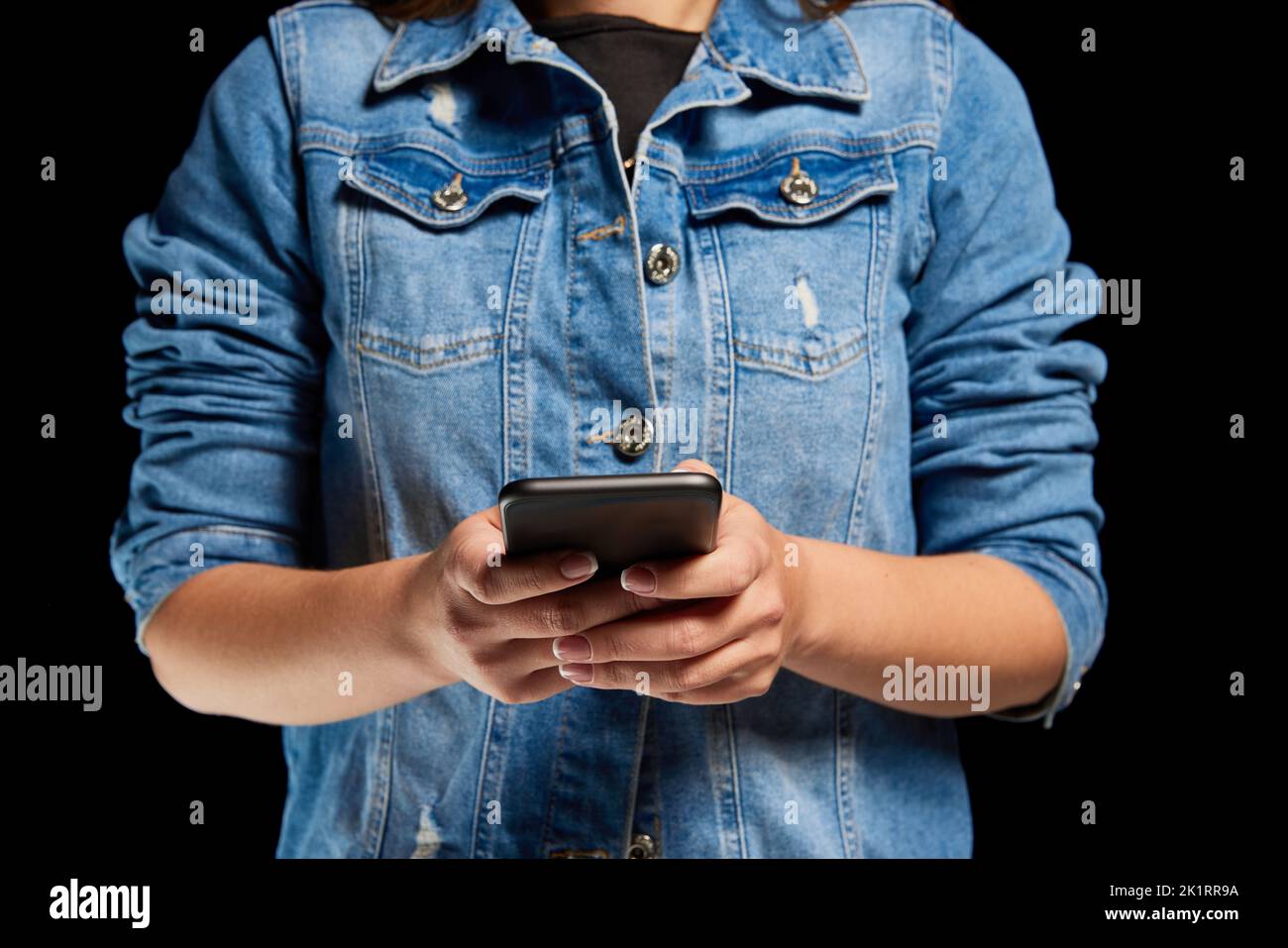 Zugeschnittenes Bild von Frau scrollenden Telefonbildschirm, mit Gadget für Online-Spende. Konzept moderner Technologien, Vernetzung, Hilfe, Unterstützung, Wohltätigkeit Stockfoto