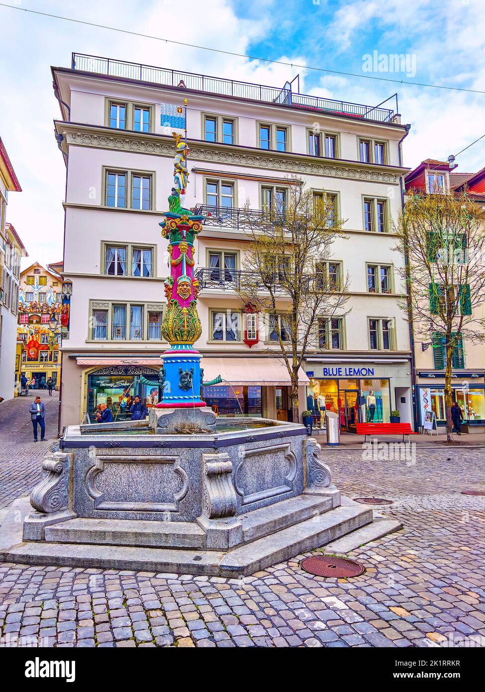 LUZERN, SCHWEIZ - 30. MÄRZ 2022: Farbenfroher Fritschi-Brunnen mit Karnevalsmasken am Kapellplatz, am 30. März in Luzern, Schweiz Stockfoto