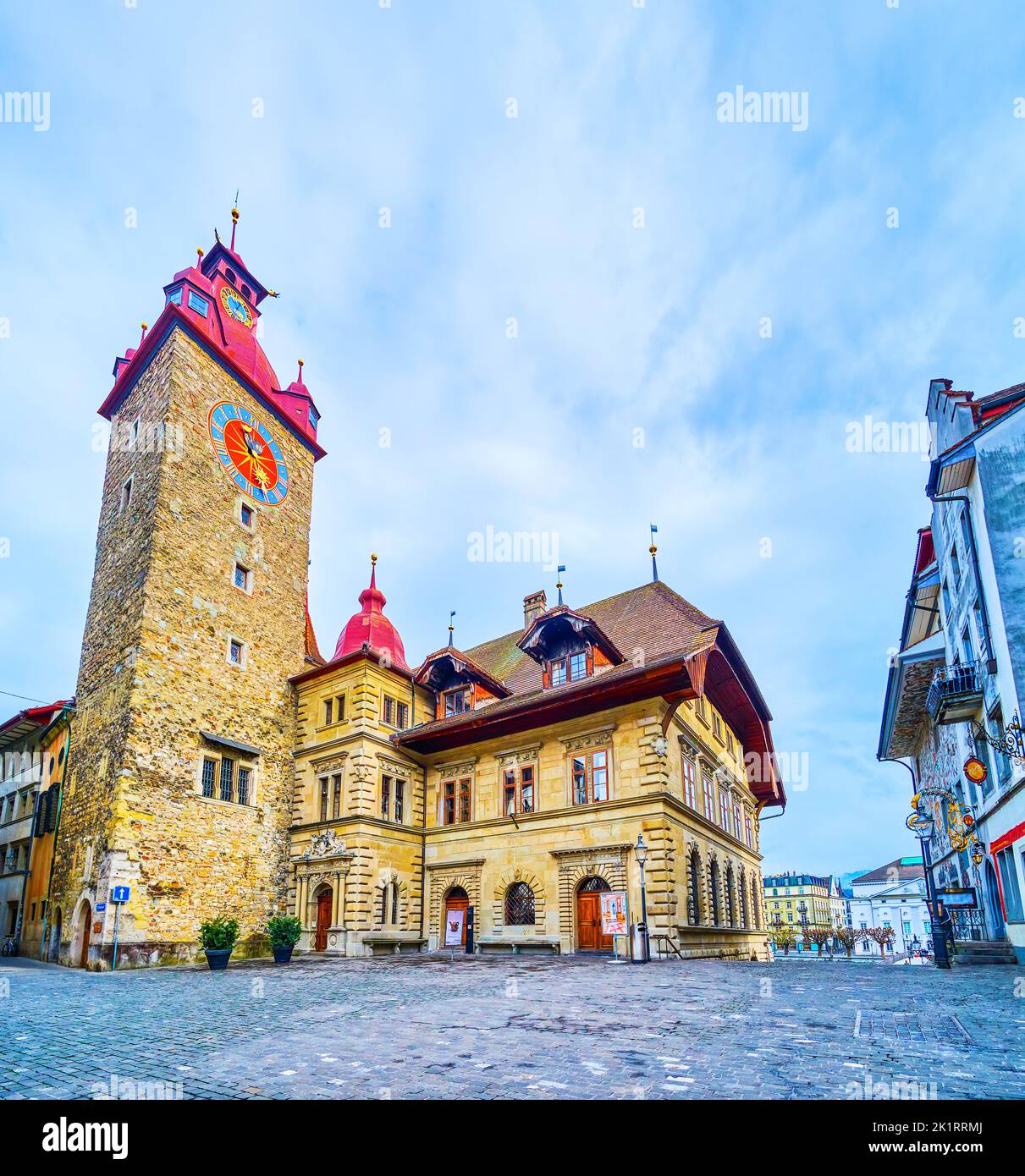 LUZERN, SCHWEIZ - 30. MÄRZ 2022: Mittelalterliches Steinhaus mit Uhrenturm am Kornmarkt, am 30. März in Luzern, Schweiz Stockfoto