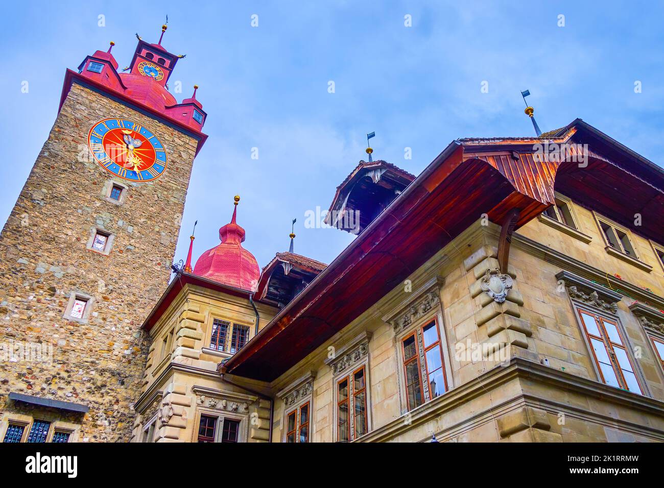 Mittelalterliches Rathaus am Kornmarkt mit steinerner Uhrenturm, dem Wahrzeichen von Luzern, Schweiz Stockfoto