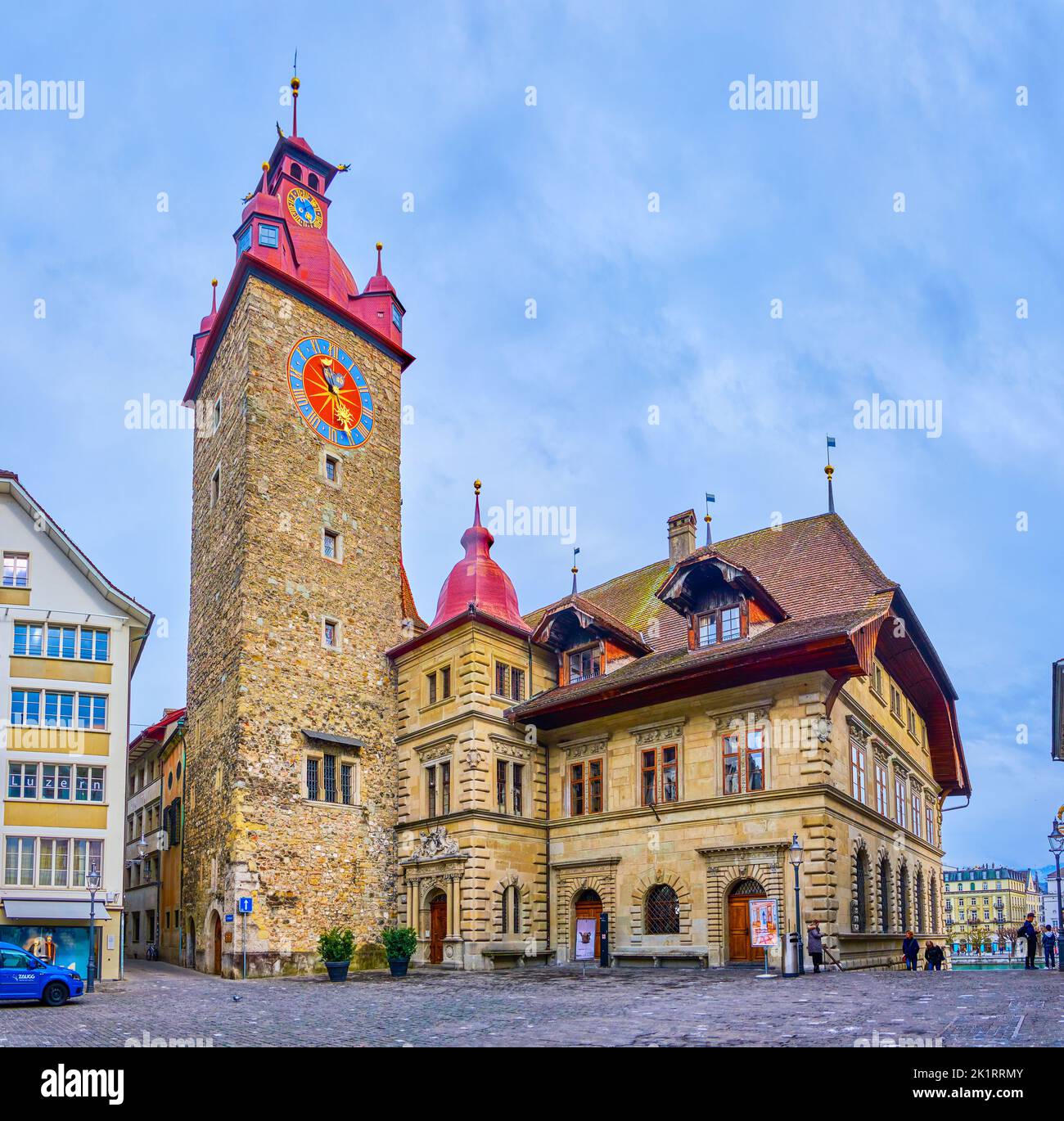 LUZERN, SCHWEIZ - 30. MÄRZ 2022: Kornmarkt mit seinem Wahrzeichen amin, dem mittelalterlichen Rathaus mit seinem hohen Uhrenturm, am 3. März Stockfoto