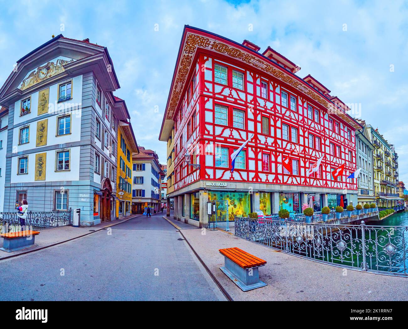 LUZERN, SCHWEIZ - 30. MÄRZ 2022: Panorama von alten, reich verzierten Gebäuden mit Wandmalereien an der Reussbrücke in der Altstadt, am 30. März in Luzern, Stockfoto