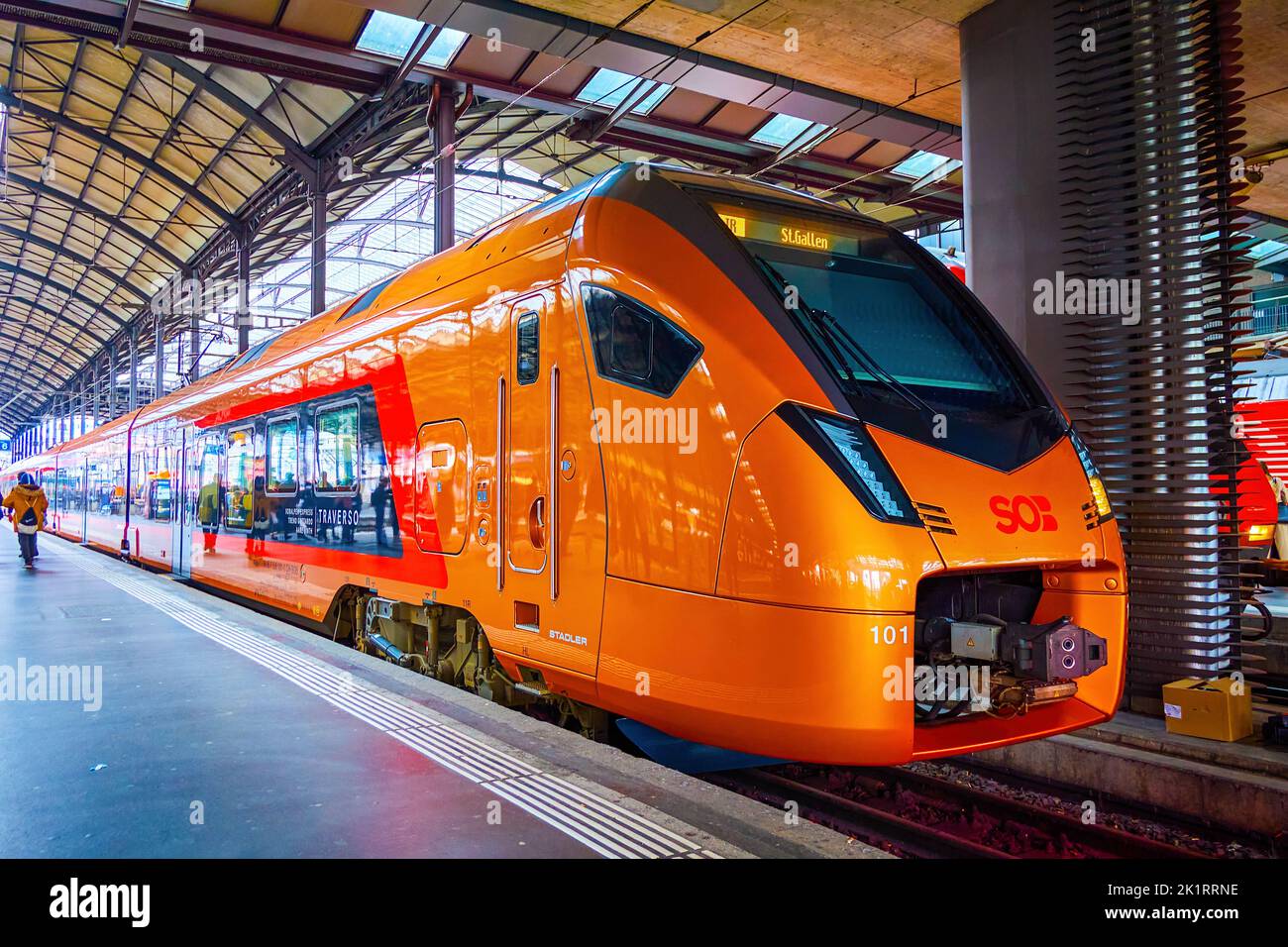 LUZERN, SCHWEIZ - 30. MÄRZ 2022: Der Intercity-Zug SOB Express im Bahnhof Lucern, am 30. März in Luzern, Schweiz Stockfoto
