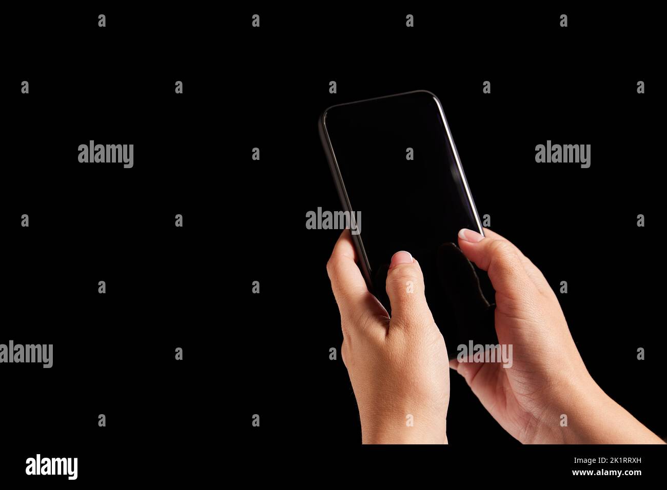 Spenden. Weibliche Hände scrollenden Telefonbildschirm, mit Gadget. Konzept der modernen Technologien, Vernetzung, Gadgets. Stockfoto