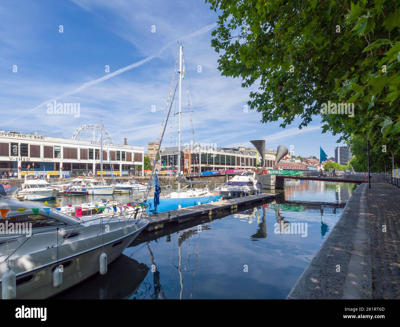 Vergnügungsboote im schwimmenden Hafen von St. Augustine’s Reach für das Bristol Harbour Festival im Sommer 2022, England, Großbritannien. Stockfoto