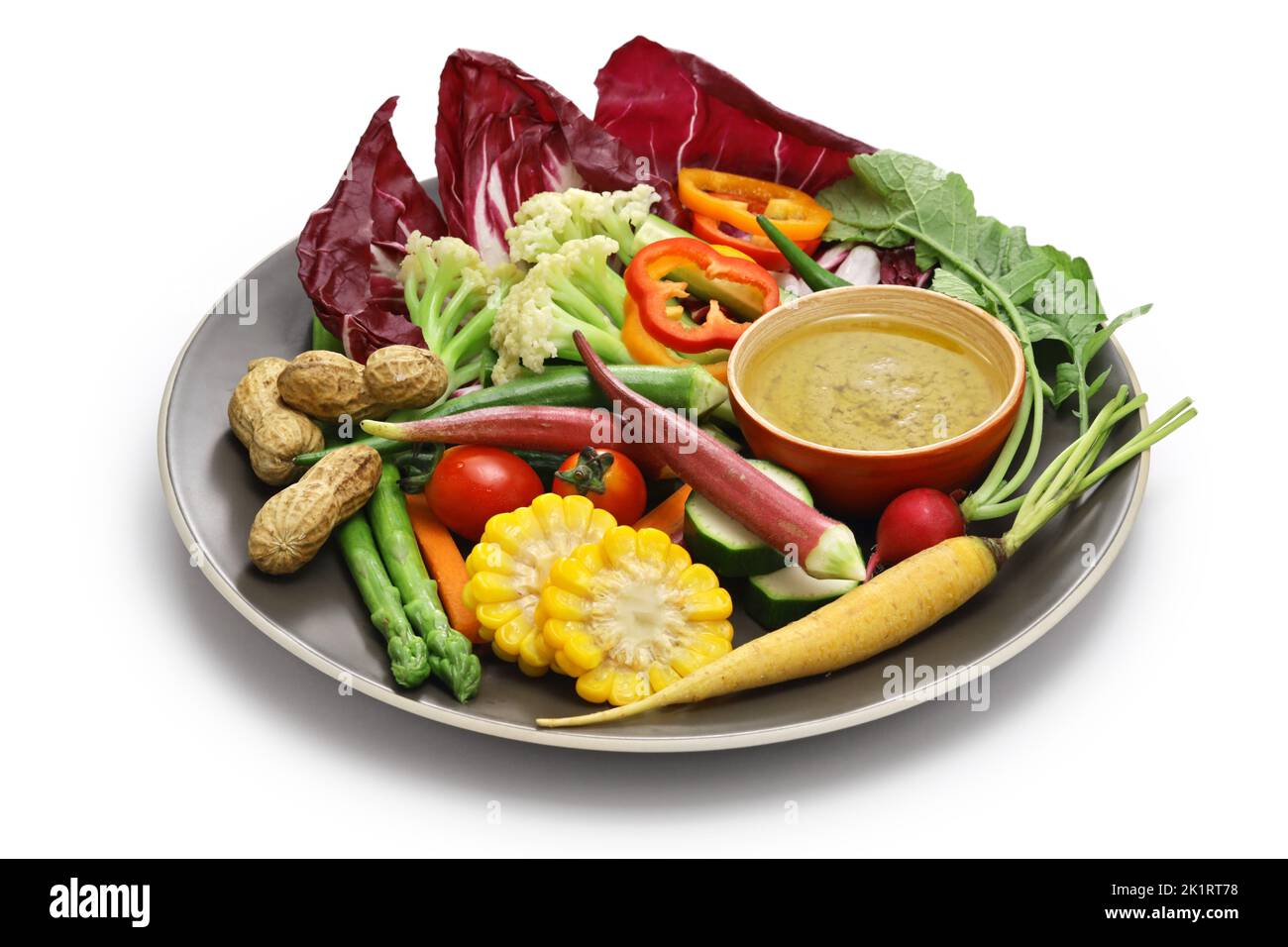 Gemüsesalat und Bagna Cauda (eine Knoblauch- und Sardellensoße zum Eintauchen von Gemüse) Stockfoto